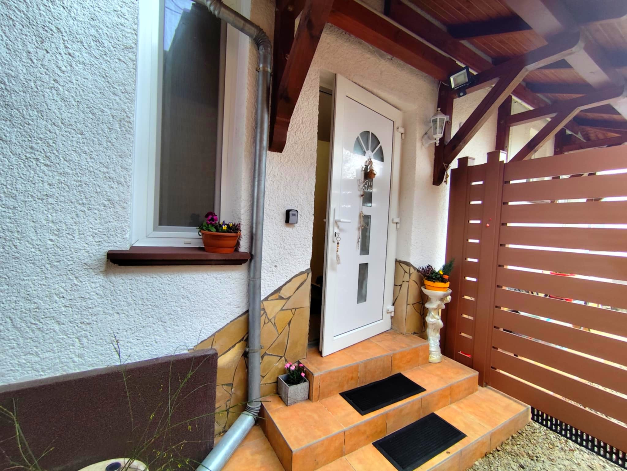 (BAB) Renoviertes Wohnhaus mit Mobiliar, separater Wohneinheit und 960 m² Grundstück – Győr, photo 11 of 15